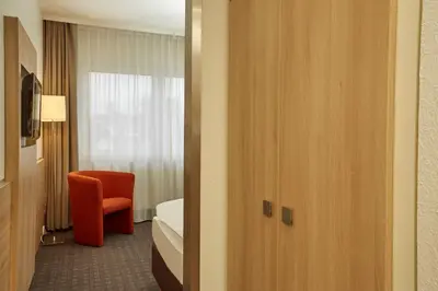 Ein Bett oder Betten in einem Zimmer der Unterkunft H+ Hotel Darmstadt