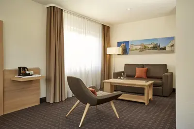 Ein Sitzbereich in der Unterkunft H+ Hotel Darmstadt