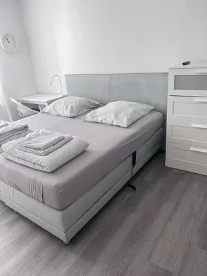 Ein Bett oder Betten in einem Zimmer der Unterkunft Moderne 3-Zimmer-Ferienwohnung bei Frankfurt - frisch renoviert, zentral gelegen und perfekt für Familien und Business-Trips