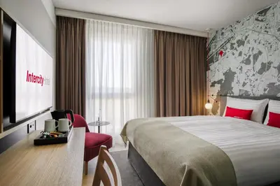 Ein Bett oder Betten in einem Zimmer der Unterkunft IntercityHotel Karlsruhe