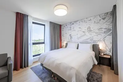 Ein Bett oder Betten in einem Zimmer der Unterkunft IntercityHotel Karlsruhe