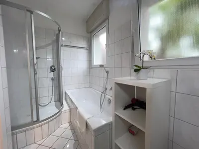 Ein Badezimmer in der Unterkunft Große Maisonette-Wohnung by Rabe - Gartenabteil, Smart-TV, Netflix