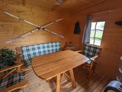 Ein Sitzbereich in der Unterkunft Ferienwohnung Madenburgblick