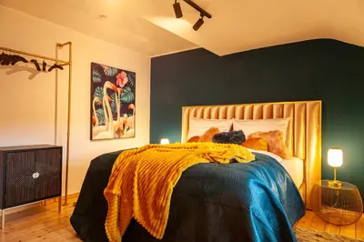 Ein Bett oder Betten in einem Zimmer der Unterkunft nidusROOMS: Art Déco Apartment nähe Heidelberg