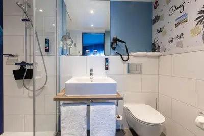 Ein Badezimmer in der Unterkunft Holiday Inn-the niu, Wave Karlsruhe Oststadt by IHG