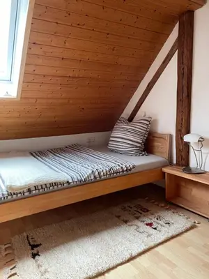 Ein Bett oder Betten in einem Zimmer der Unterkunft Sonniges Ferienapartment am Alten Binauer Schloss